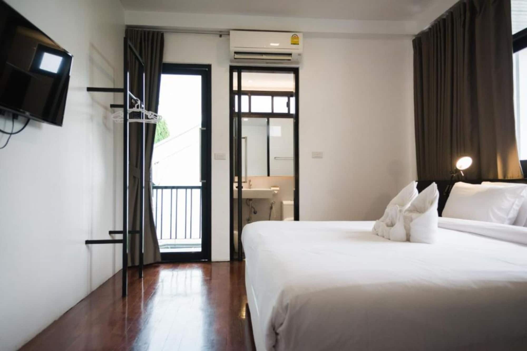 พื้นที่ส่วนกลางของ HOSTEL by BED เชียงใหม่ ตกแต่งสไตล์ดีไซน์บูทีก โทนปูนขัดและไม้