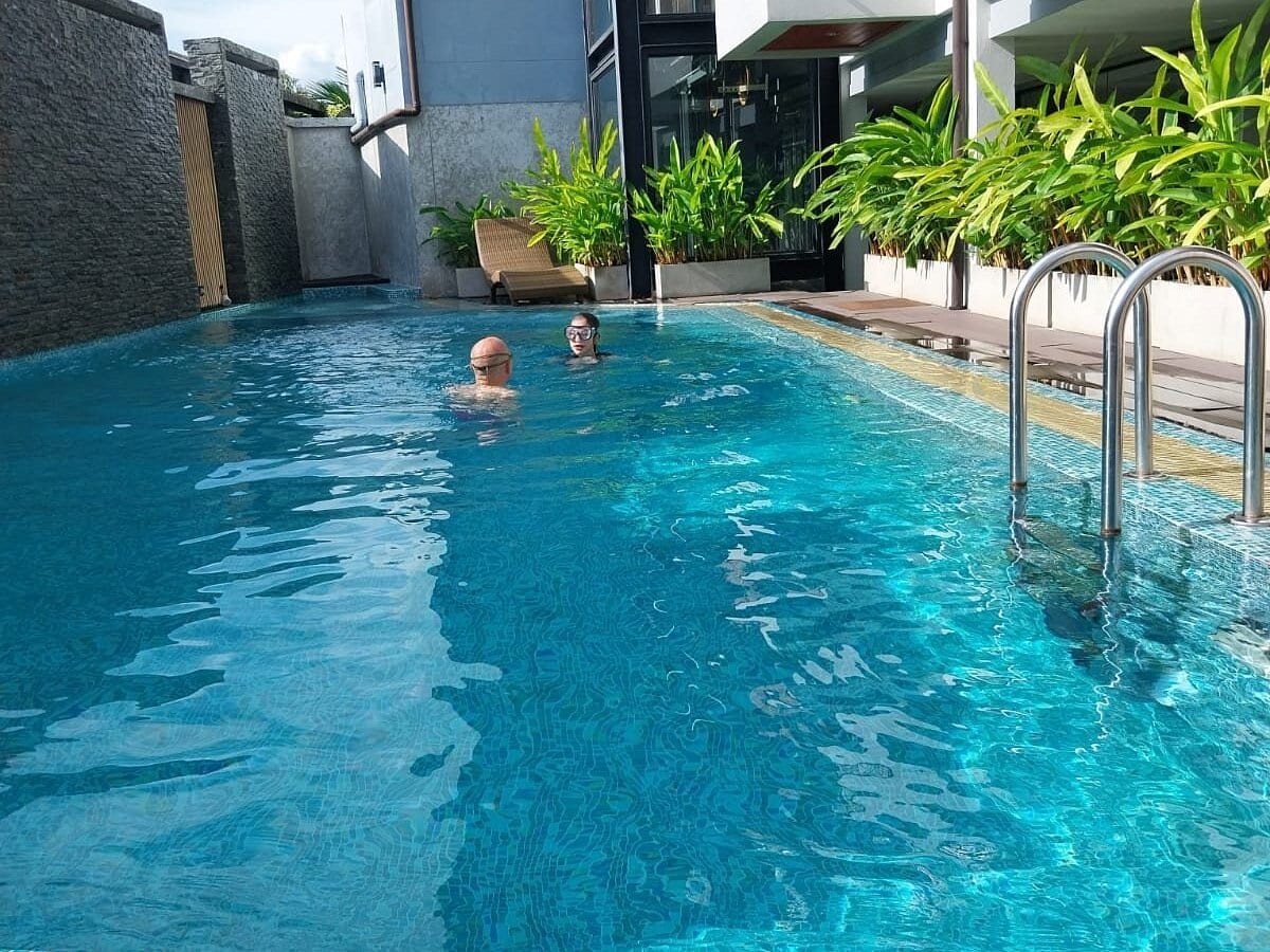 สระว่ายน้ำบนดาดฟ้าของ Hotel De Wualai พร้อมเตียงอาบแดดมองเห็นย่านวัวลาย