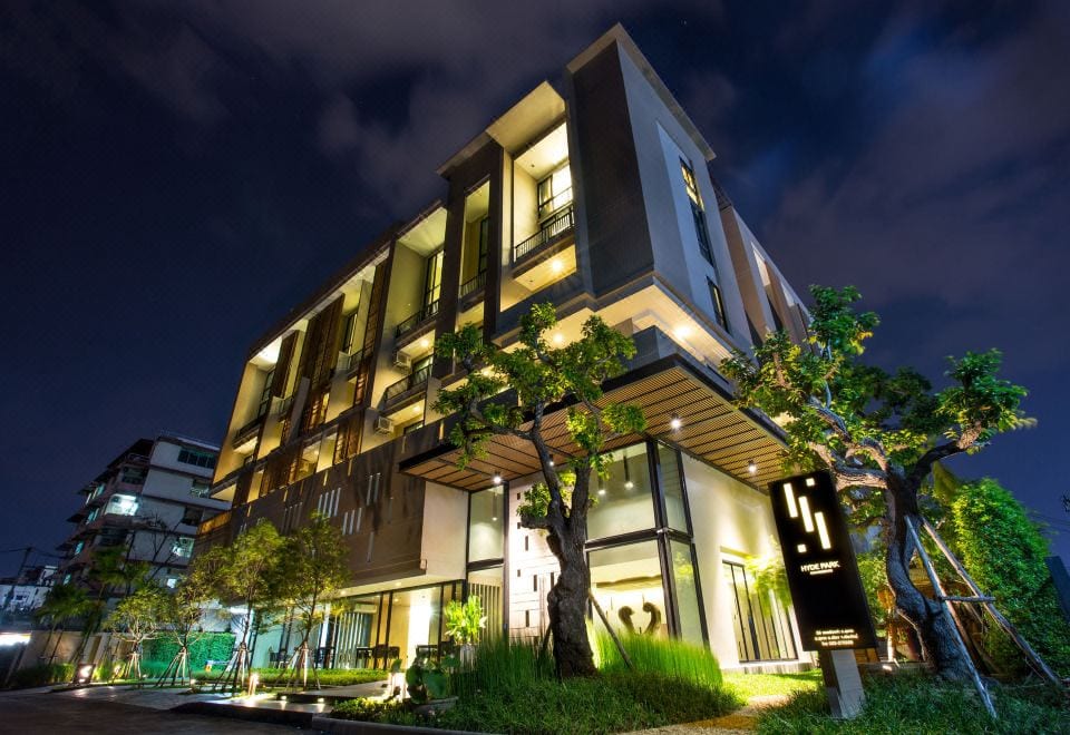 ห้องพักดีไซน์โมเดิร์นของ Hyde Park Chiangmai เตียงใหญ่โทนสว่าง