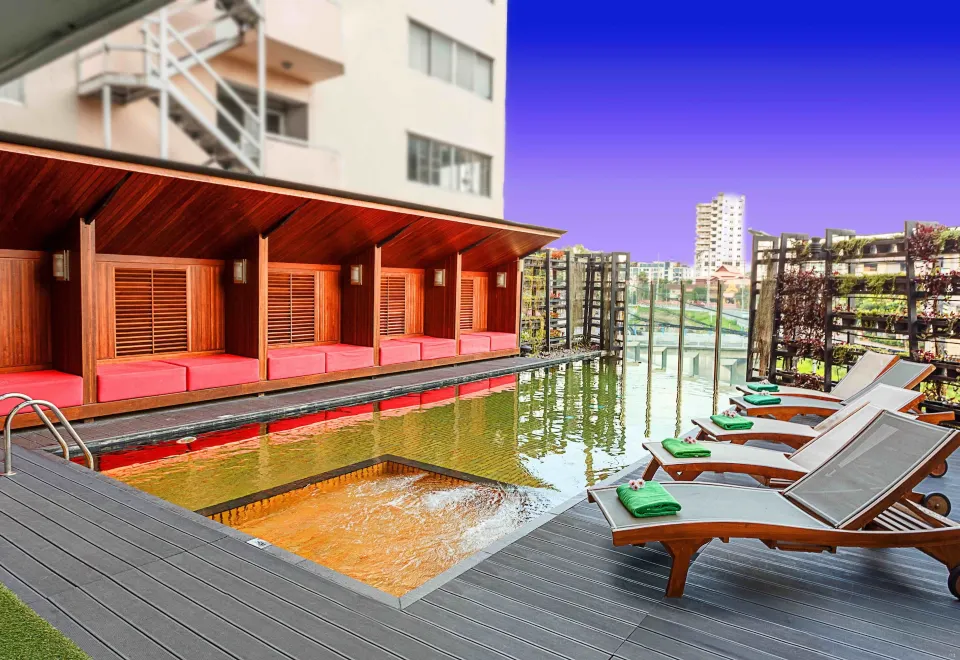 บาร์และโซนนั่งเล่นดีไซน์สดใสในล็อบบี้ของ ibis Styles Chiang Mai