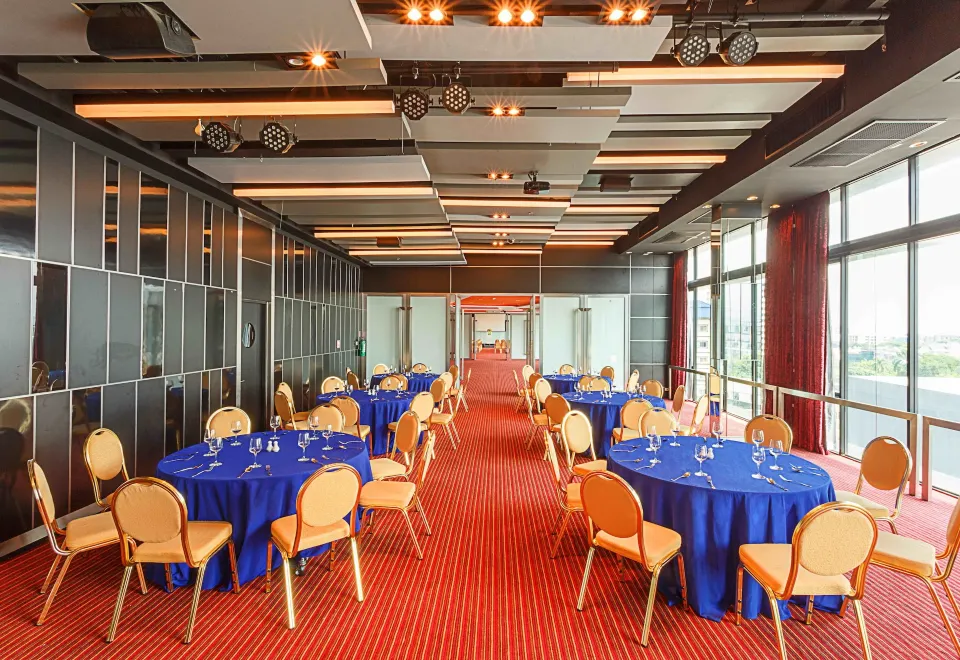 สระว่ายน้ำกลางแจ้งของ ibis Styles Chiang Mai ในวันแดดจัด