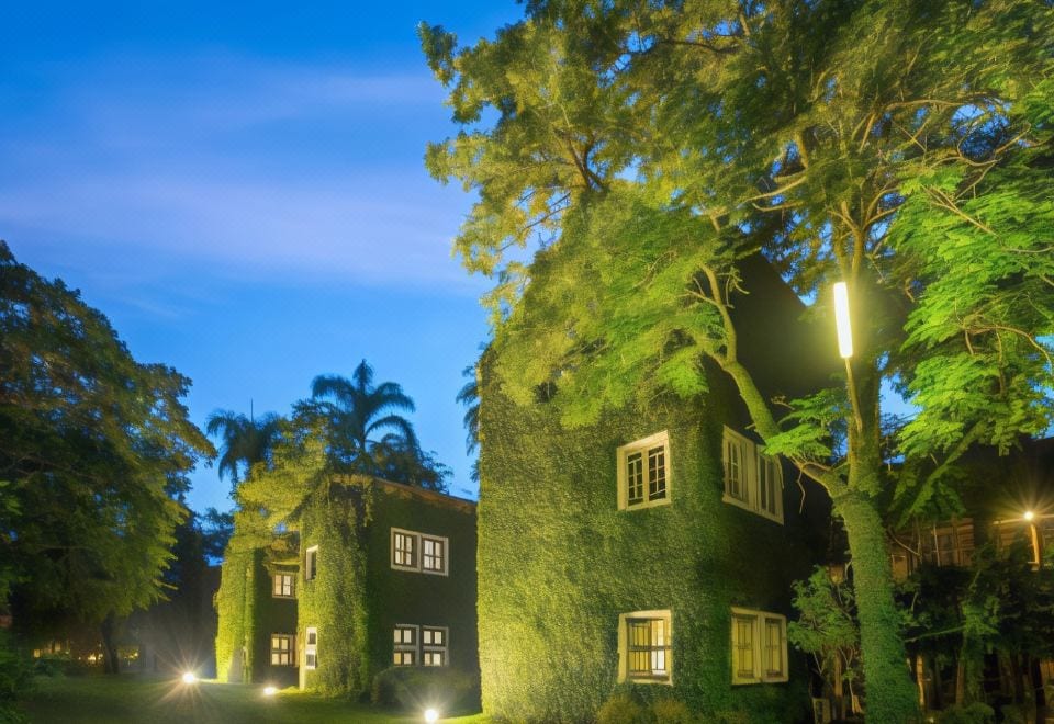 สระว่ายน้ำกลางแจ้งของ Kaomai Lanna Resort ล้อมรอบด้วยต้นไม้ใหญ่