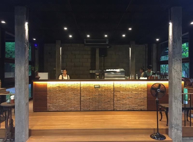 ร้านอาหาร Po Liang Bistro ในอาคารโรงนาเก่าที่ดัดแปลง