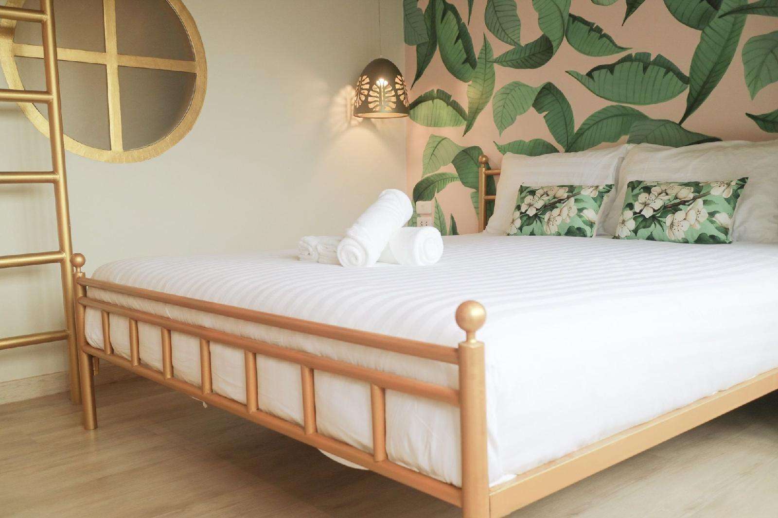 มุมคาเฟ่ของ Live n' Leaf Lifestyle Homestay ตกแต่งด้วยลายใบไม้และต้นไม้เขียว