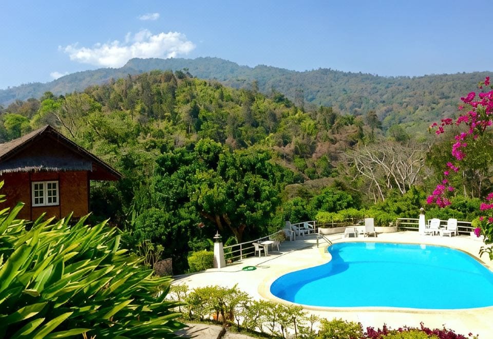 กระท่อมไม้มุงจากสไตล์ล้านนาท่ามกลางสวนดอกไม้ของ Mae Sa Valley Garden Resort