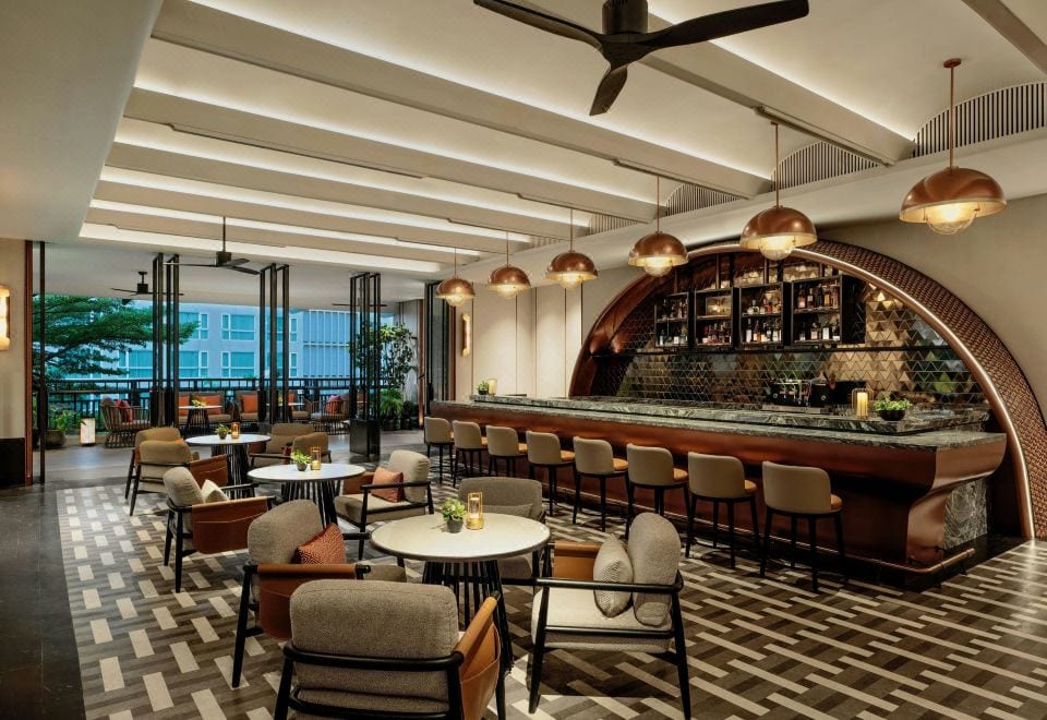 ร้านอาหารและบาร์ภายในโรงแรม Chiang Mai Marriott ตกแต่งโทนอบอุ่นร่วมสมัย