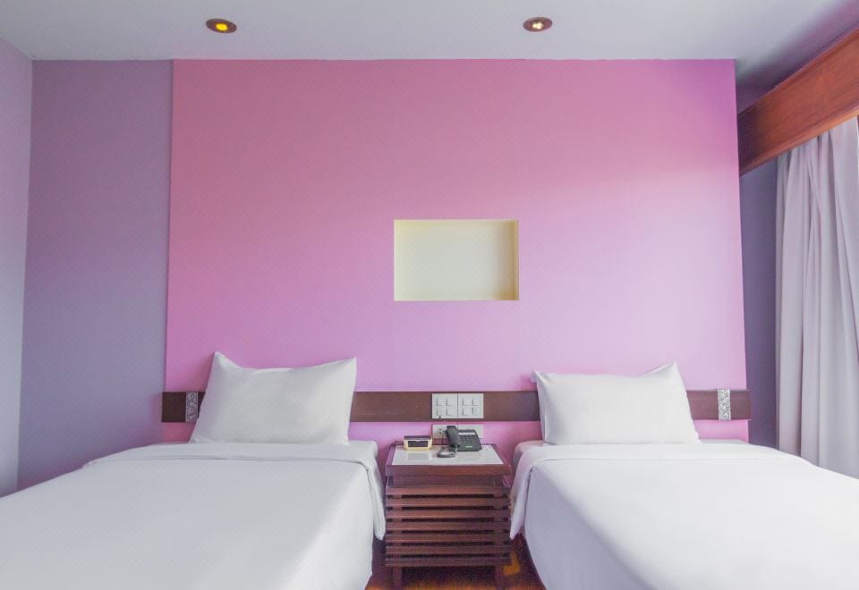 ห้องพักของ Mayflower Grande ตกแต่งโทนเขียวพาสเทล พื้นไม้ เตียงใหญ่