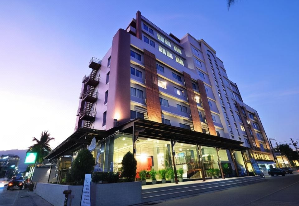 อาคารด้านนอกของ Mayflower Grande Hotel บนถนนนิมมานเหมินท์