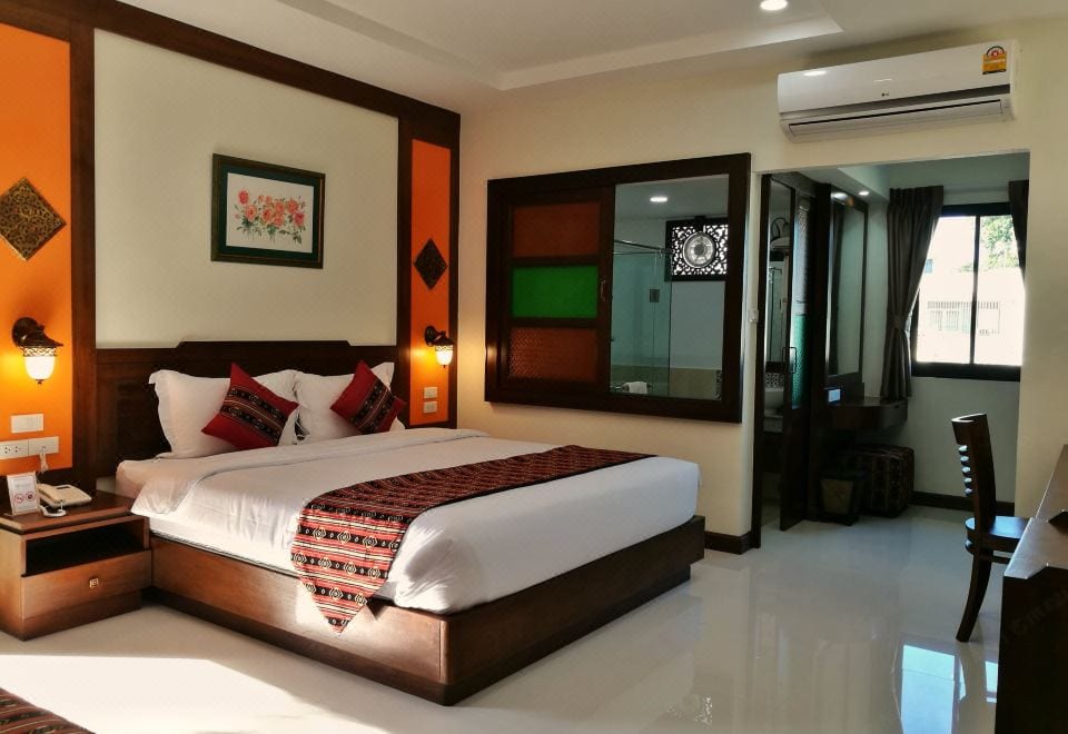 สระว่ายน้ำกลางแจ้งขนาดเล็กของ Mhonsa Hotel ท่ามกลางบรรยากาศเงียบสงบ