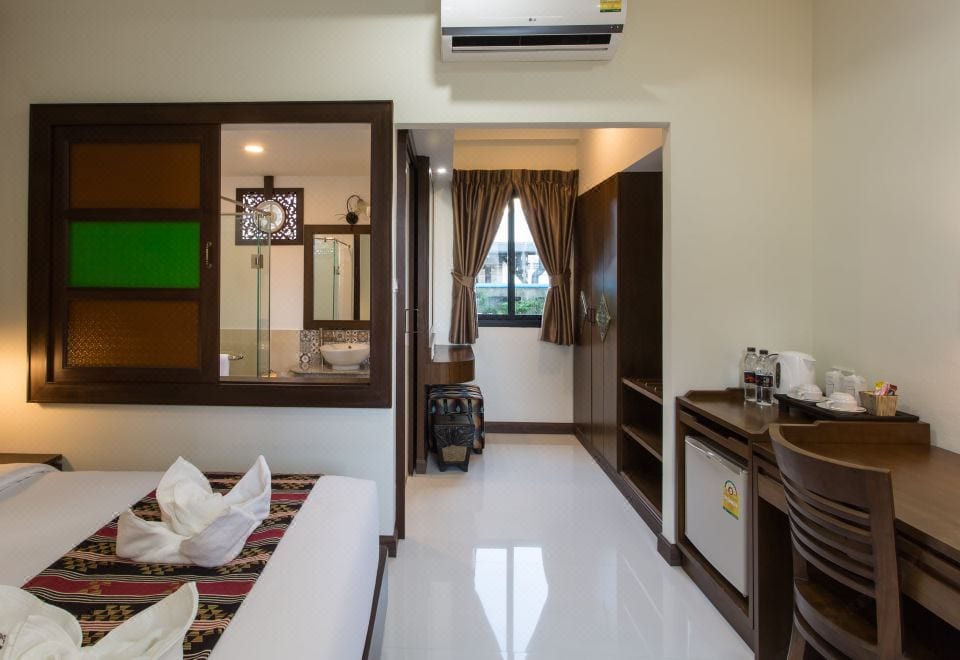 มุมร้านอาหารและพื้นที่นั่งเล่นของ Mhonsa Hotel ในย่านประตูเชียงใหม่