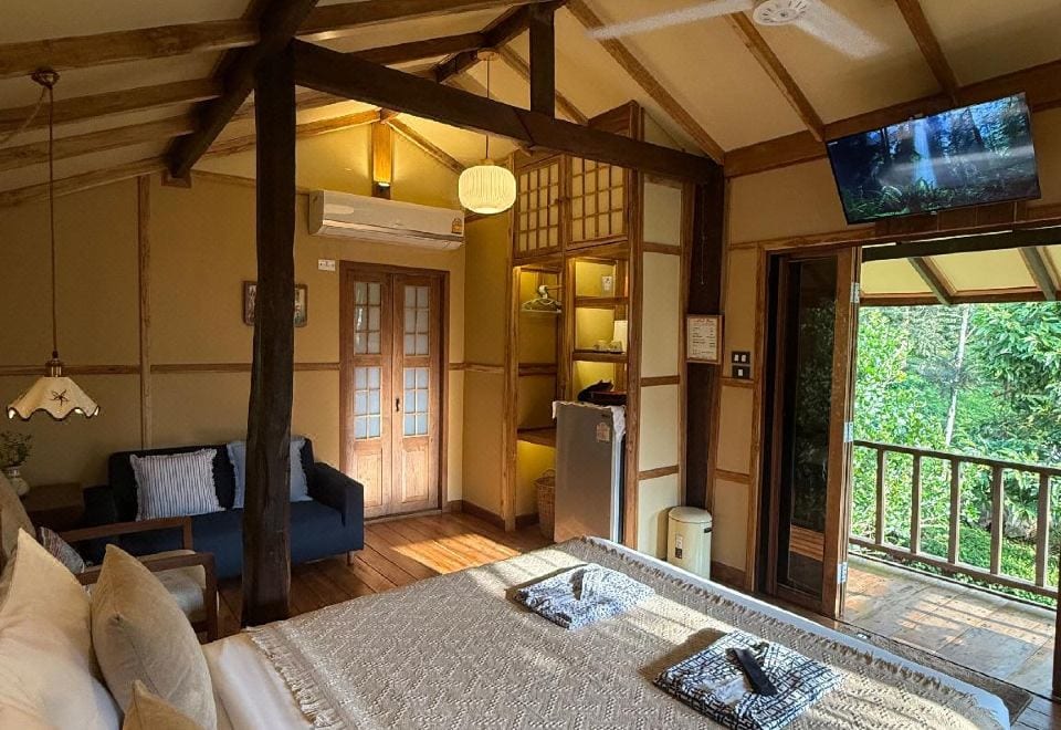 บ้านพักไม้สไตล์ญี่ปุ่นของ Mori Natural Farm ท่ามกลางสวนและทิวเขาโป่งแยง