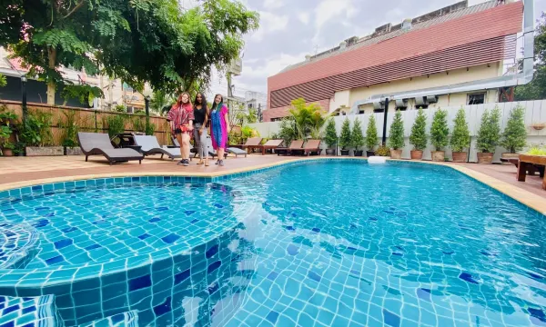 สระว่ายน้ำกลางแจ้งของ My Chiangmai Boutique Lodge พร้อมเตียงอาบแดดริมสระ
