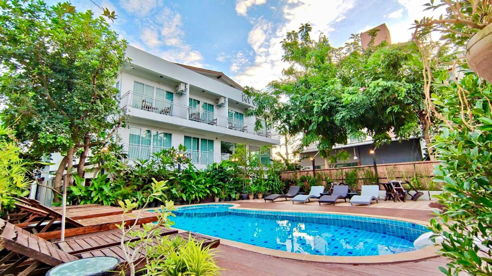 มุมบาร์และที่นั่งริมสระยามเย็นของ My Chiangmai Boutique Lodge