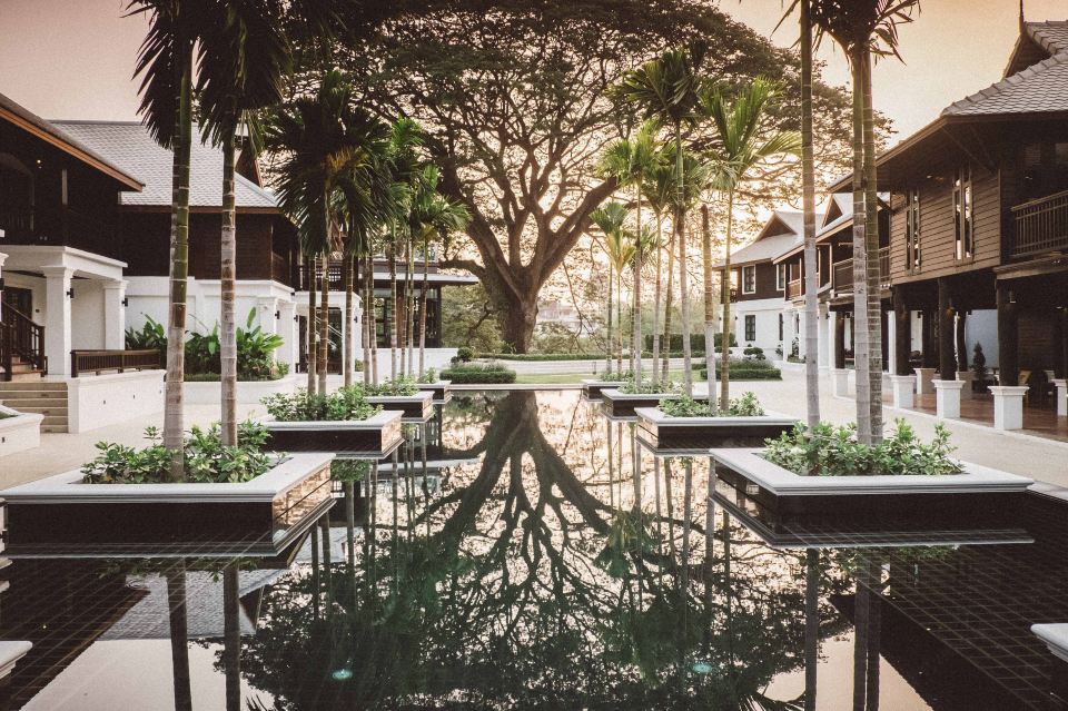 ห้องพักสไตล์ Colonial-Lanna ของ Na Nirand ตกแต่งด้วยงานไม้สักและผ้าทอท้องถิ่น