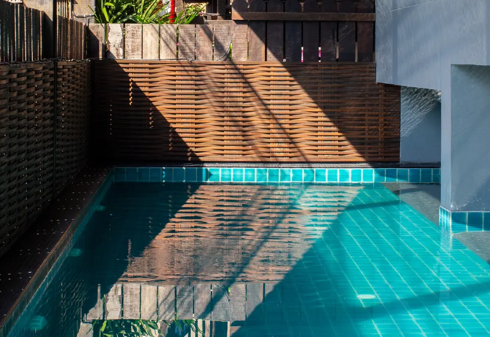 สระว่ายน้ำกลางแจ้งของโรงแรมท่ามกลางอาคารทรงล้านนา