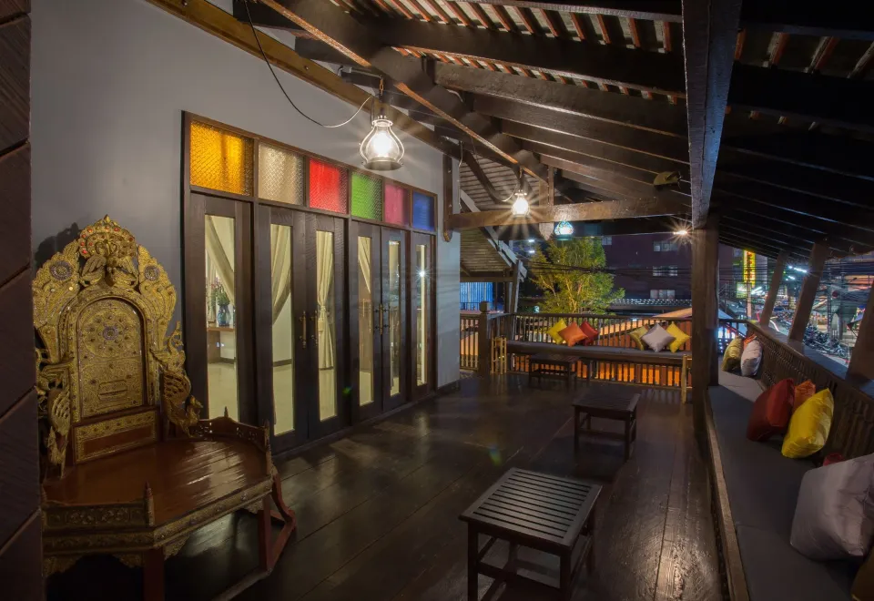 ร้านอาหารสไตล์ล้านนาพร้อมระเบียงกลางแจ้งของ Night Bazaar Inn