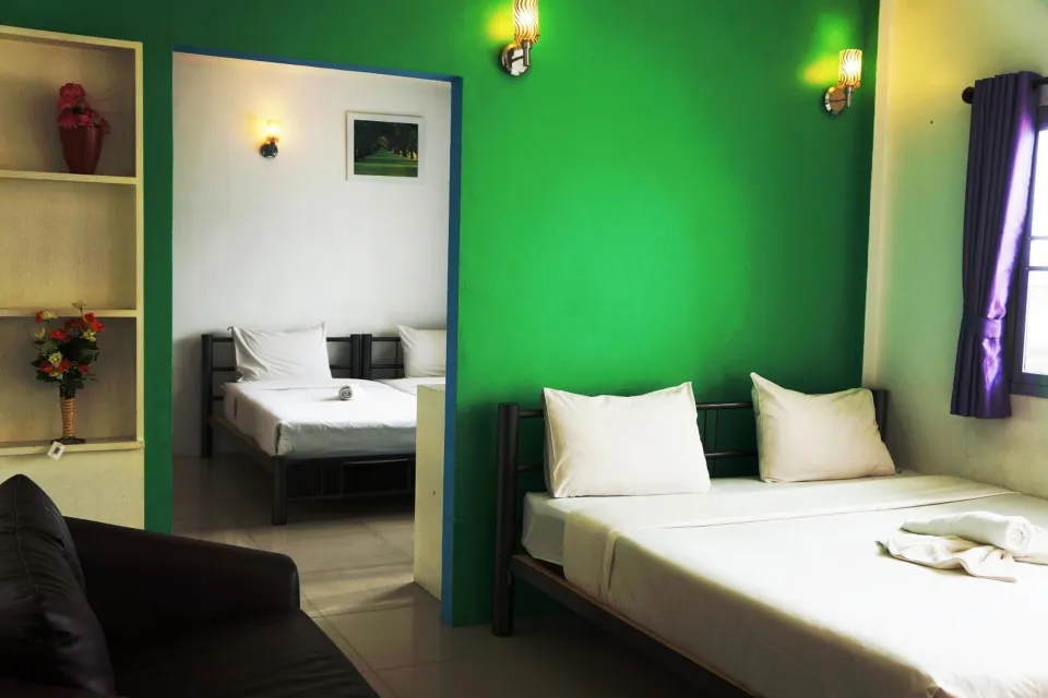 ห้องพักของ Noble House Chiangmai โทนสว่าง มีระเบียงและหน้าต่างรับแสงธรรมชาติ
