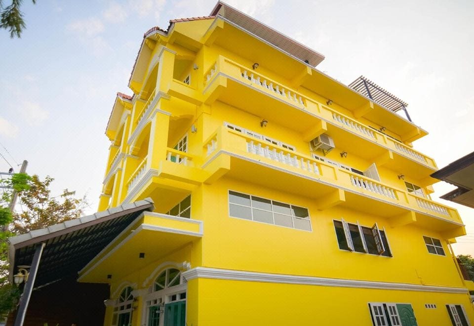 ระเบียงส่วนตัวบนชั้นบนของ Norn-Nanta House มองเห็นวิวดอยสุเทพ