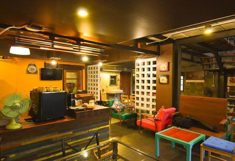 มุมส่วนกลางของ Norn-Nanta House บรรยากาศบ้านอบอุ่นมีกาแฟ ชา ขนมไว้บริการ