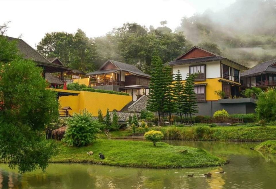 บ่อออนเซ็นน้ำแร่กลางแจ้งของ Onsen @ Moncham ท่ามกลางทิวเขาและสวนสไตล์ญี่ปุ่น
