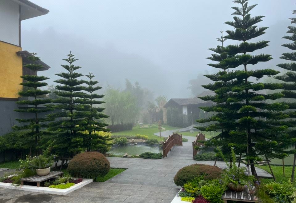 ห้องสวีทสไตล์เรียวกัง พื้นเสื่อทาทามิ ฟูกญี่ปุ่น และระเบียงมองวิวภูเขาแม่ริม