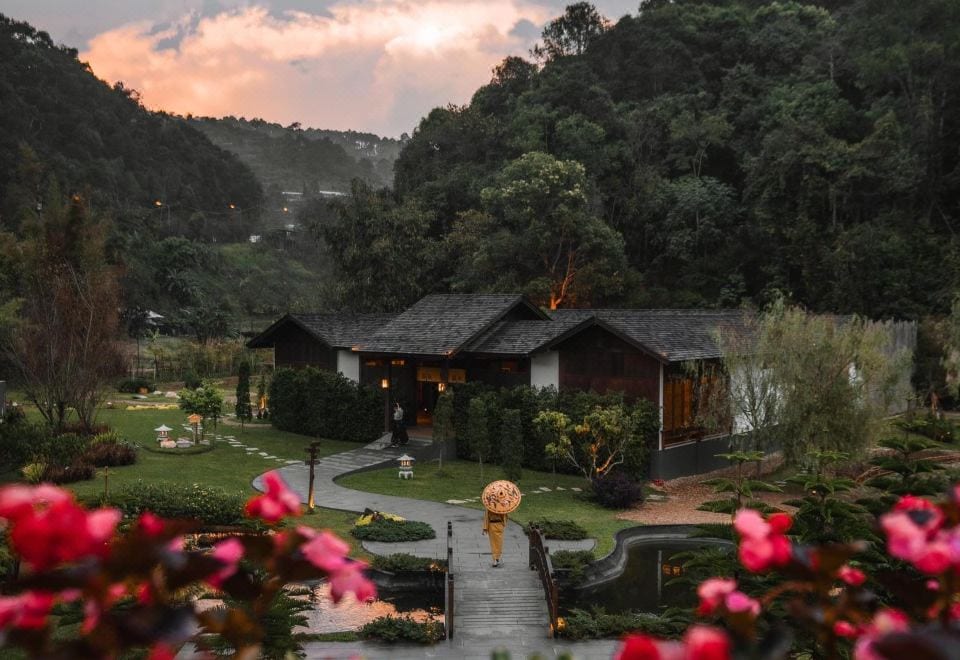 อาหารเช้าสไตล์ญี่ปุ่นเสิร์ฟเป็นชุดในห้องอาหารของ Onsen @ Moncham