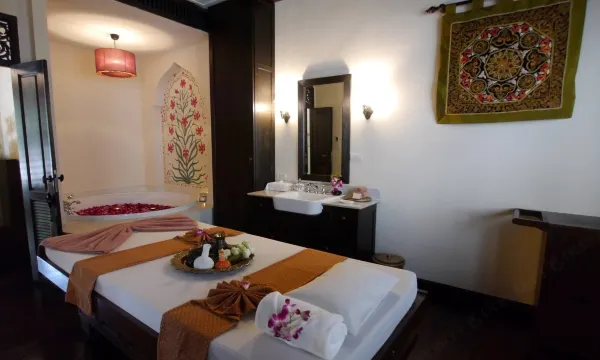 ห้องทรีตเมนต์ของ Nakara Spa บรรยากาศเงียบสงบโทนไม้และผ้าลานนา