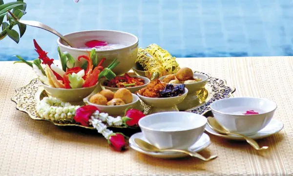 ร้านอาหาร The Ping ตกแต่งสไตล์โคโลเนียลพร้อมเฟอร์นิเจอร์ไม้สักแกะสลัก