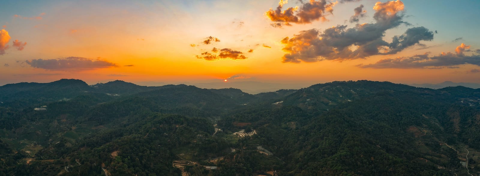 สระว่ายน้ำและมุมพักผ่อนกลางสวนของ Proud Phu Fah Hip & Green Resort