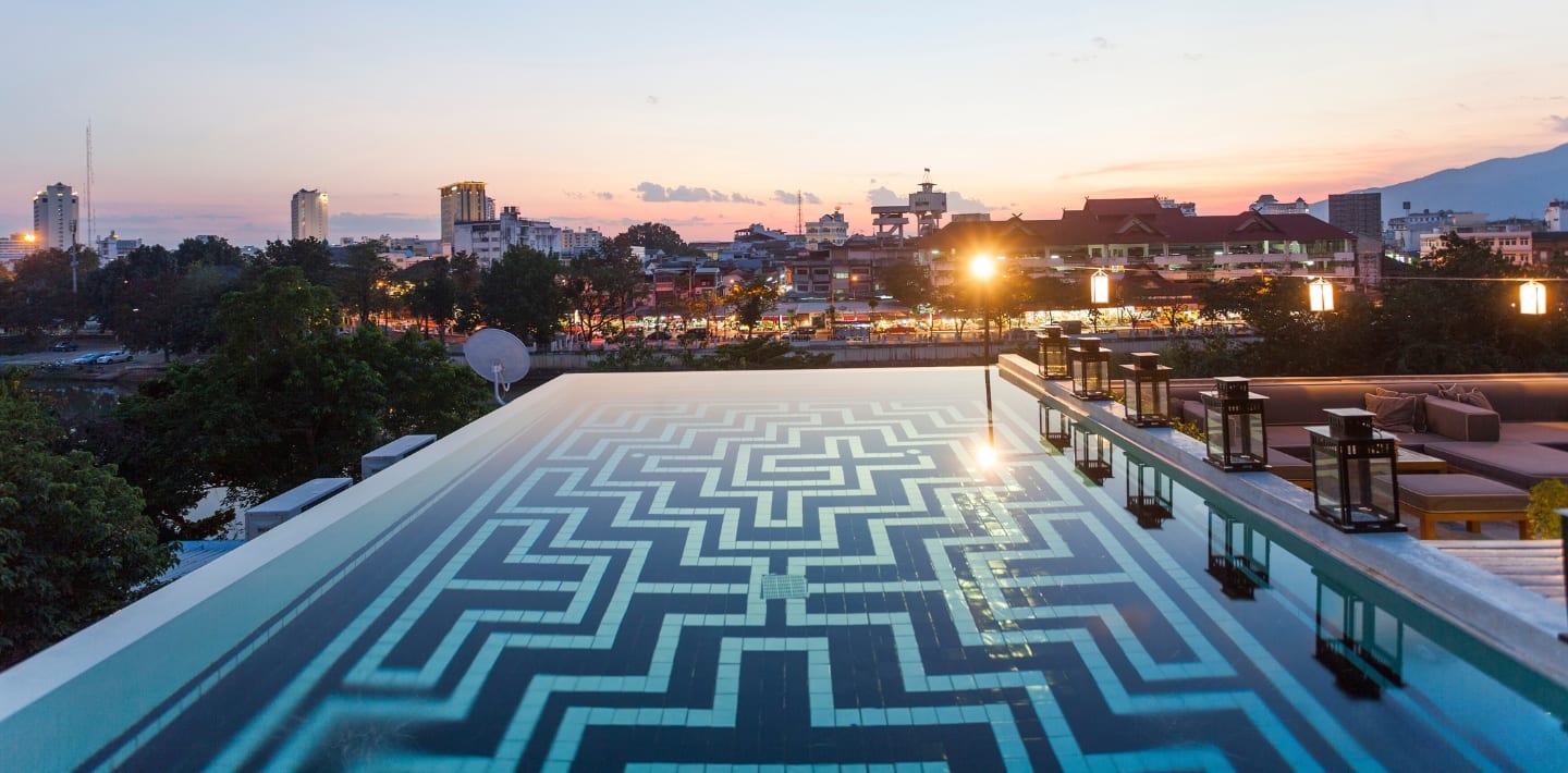 Sky Bar รูฟท็อปของ Sala Lanna Chiang Mai มองเห็นแม่น้ำปิงและภูเขายามเย็น