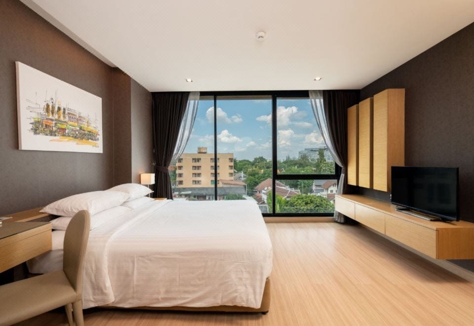 ห้องสวีทของ Sanae' Hotel Nimman ห้องกว้างมีพื้นที่นั่งเล่นแยกจากเตียง