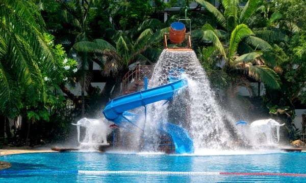 สระว่ายน้ำกลางแจ้งขนาดใหญ่ของ Shangri-La Chiang Mai ท่ามกลางสวนเขียวร่มรื่น
