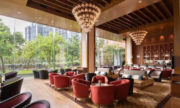 บาร์และเลานจ์ของ Shangri-La Chiang Mai ยามค่ำคืน