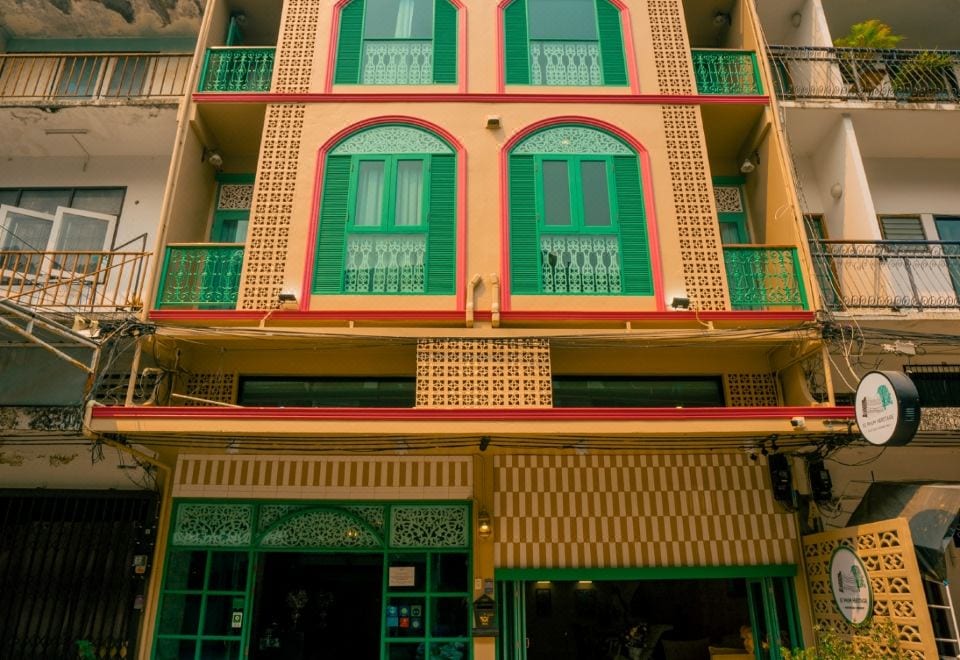มุมพักผ่อนและทางเดินภายในบูทีค B&B Si Phum Heritage เชียงใหม่