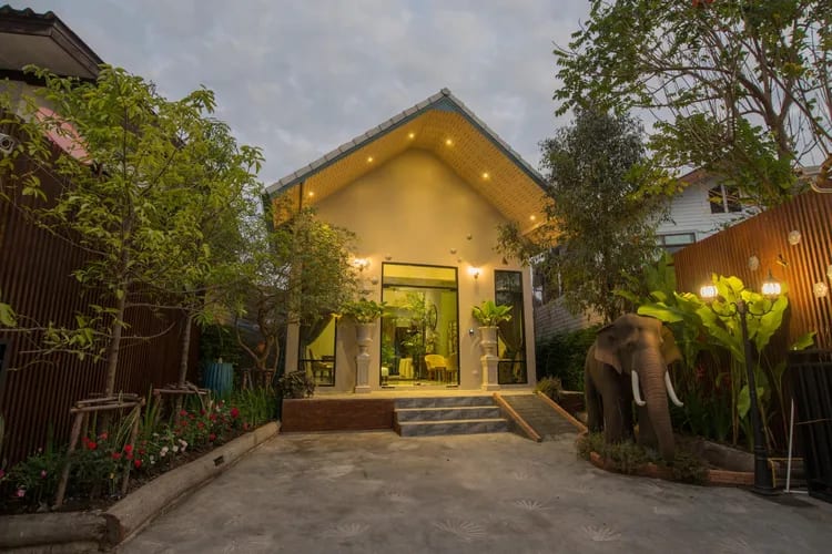 ห้องพักของ Sri Ngachang ตกแต่งเรียบง่าย เตียงนุ่ม มีระเบียงวิวสวน