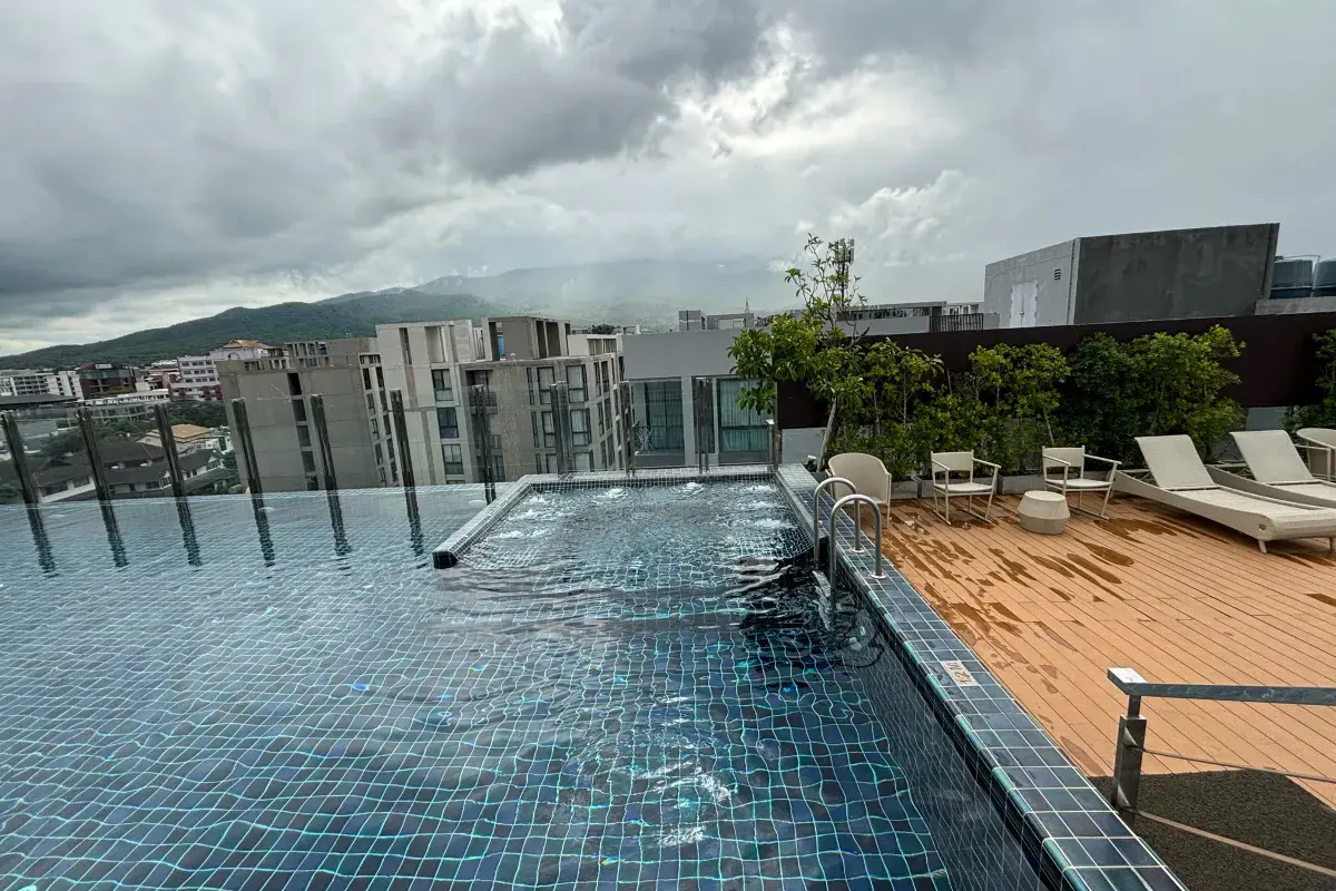 สระว่ายน้ำลอยฟ้าของ Stay With Nimman พร้อมวิวเมืองเชียงใหม่