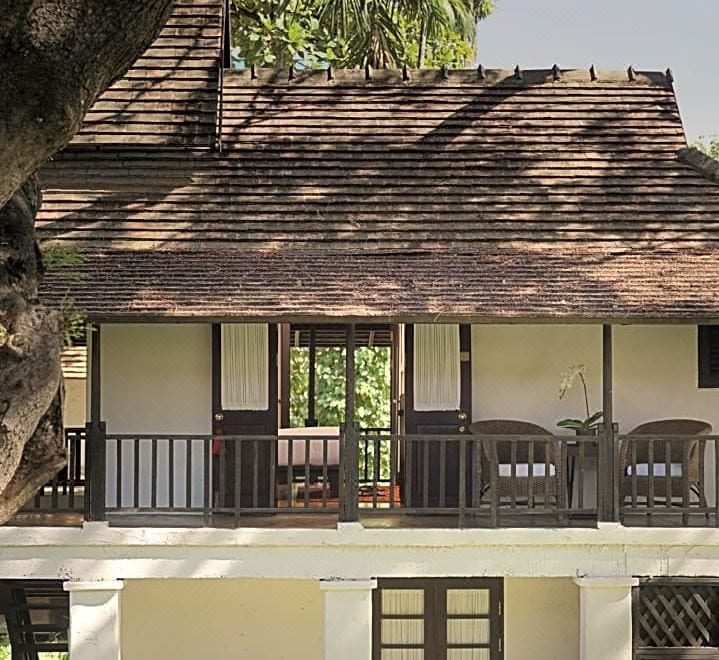 ลานคอร์ตยาร์ดของ Tamarind Village ที่มีต้นมะขามอายุกว่า 200 ปีแผ่ร่มเงากลางโรงแรม