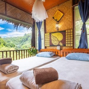ตัวบ้านต้นไม้ไม้ไผ่ของ Tree House Hideaway ท่ามกลางป่าเขียวที่เชียงดาว