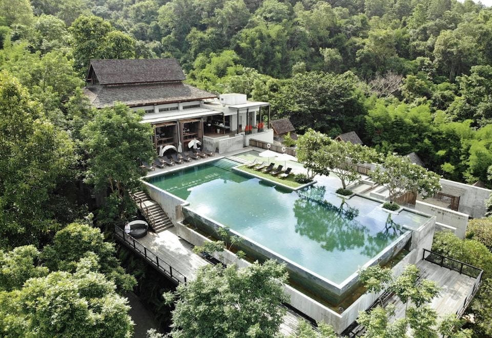 สระว่ายน้ำอินฟินิตี้ของ Veranda High Resort มองออกไปเห็นวิวภูเขาและหุบเขา
