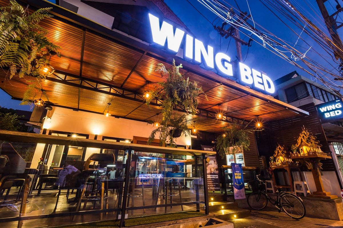 ห้องพักของ Wing Bed เชียงใหม่ โทนอบอุ่นสไตล์มินิมอล เตียงนุ่มและทีวีจอแบน