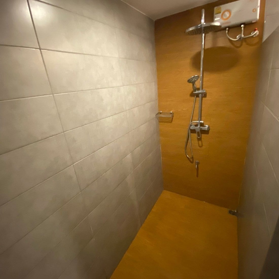 ด้านหน้าและบรรยากาศของบูทีคโฮเทล Wing Bed ในซอยสามล้าน เชียงใหม่