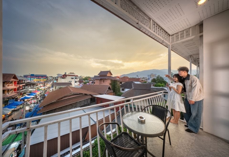 ห้องพักของ Wua Lai Boutique Hotel ตกแต่งโทนอบอุ่นพร้อมประตูออกระเบียงส่วนตัว