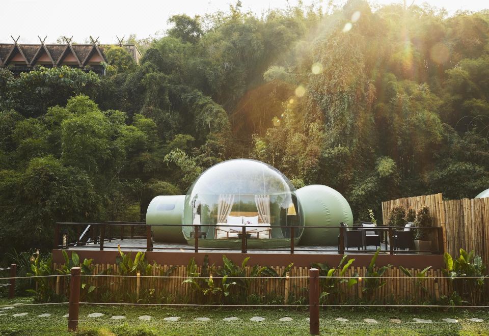 ห้องพักสไตล์โมเดิร์น-อีสเทิร์นของ Anantara Golden Triangle พร้อมระเบียงมองวิวแม่น้ำโขง