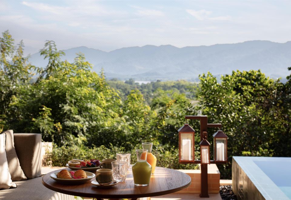 กิจกรรมเดินกับช้างในป่าไผ่ของ Anantara Golden Triangle เชียงแสน