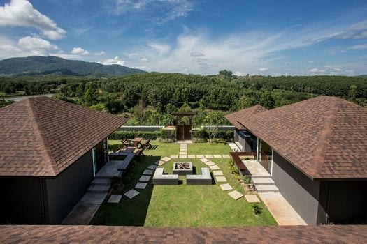 วิลล่าของ A-Star Phulare Valley เชียงราย ตั้งอยู่ท่ามกลางสวนและแนวภูเขาเขียว