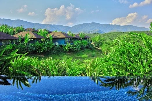สระว่ายน้ำอินฟินิตี้ของ A-Star Phulare Valley ที่ขอบสระมองเห็นวิวหุบเขา