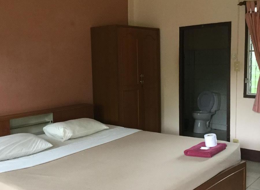 ห้องพักเรียบง่ายสะอาดตา มีประตูมุ้งลวดของ Baan Bua Guest House เชียงราย