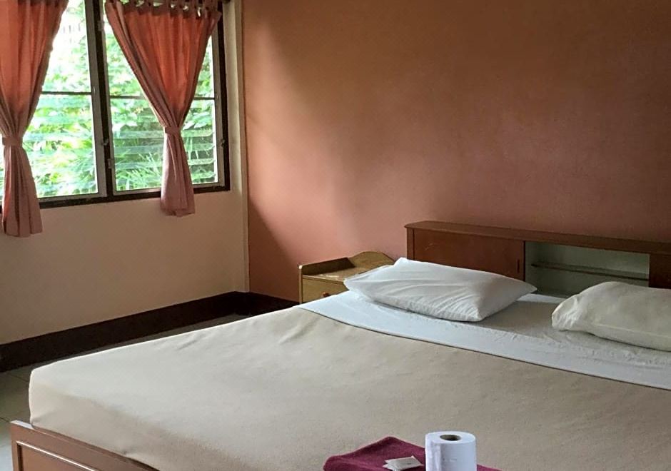 มุมคาเฟ่และที่นั่งเล่นในสวนของ Baan Bua Guest House ย่านเจ็ดยอด