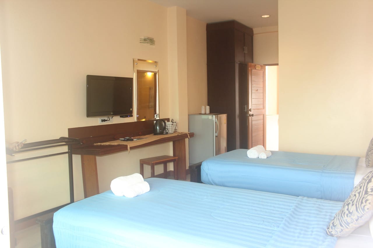 อาคารและสวนหน้า Baanmalai Guest House เชียงราย เกสต์เฮาส์ครอบครัวในซอยเงียบกลางเมือง