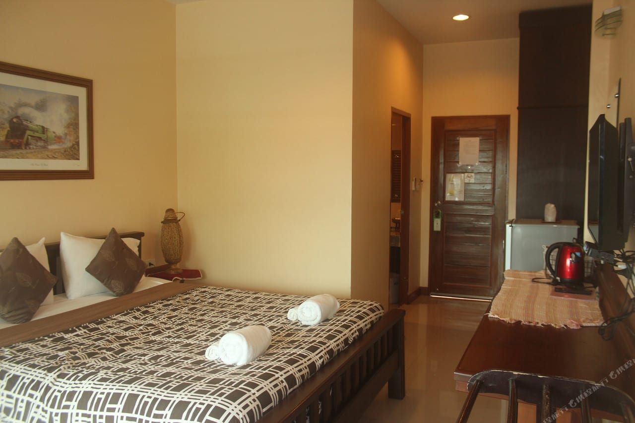 ห้องพักของ Baanmalai Guest House โทนสบายตา สะอาด กว้าง พร้อมแอร์ ทีวี และห้องน้ำในตัว